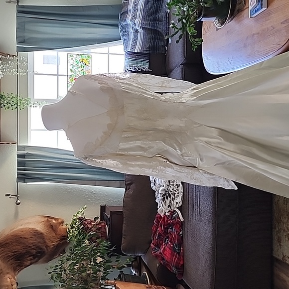 Saks Fifth Avenue 1940s Era Wedding Dress. Liquid Satin - Picture 7 of 17